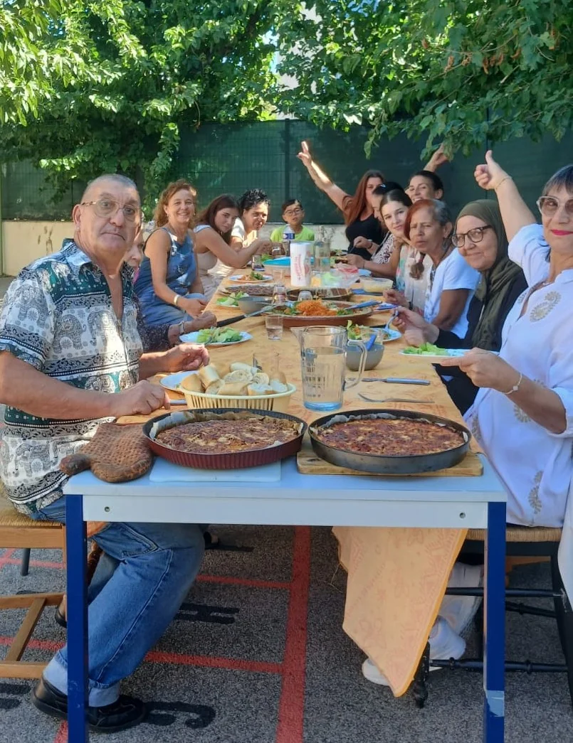 Repas partagé autour des tartes