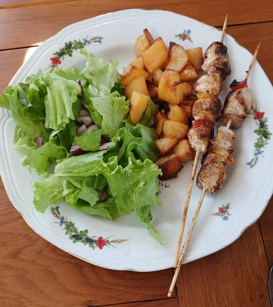 Brochettes et pommes de terre rôties